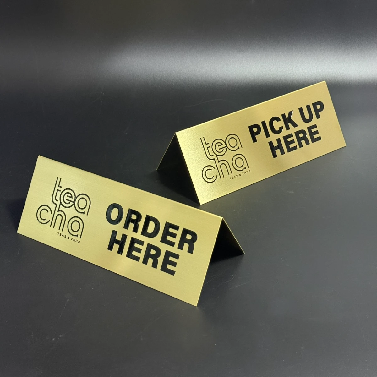 ป้ายตั้งโต๊ะอะคริลิกสีทอง Order Here และ Pick Up Here